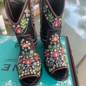 Lane cactus button size 9 booties worn. Missing 1 visible button